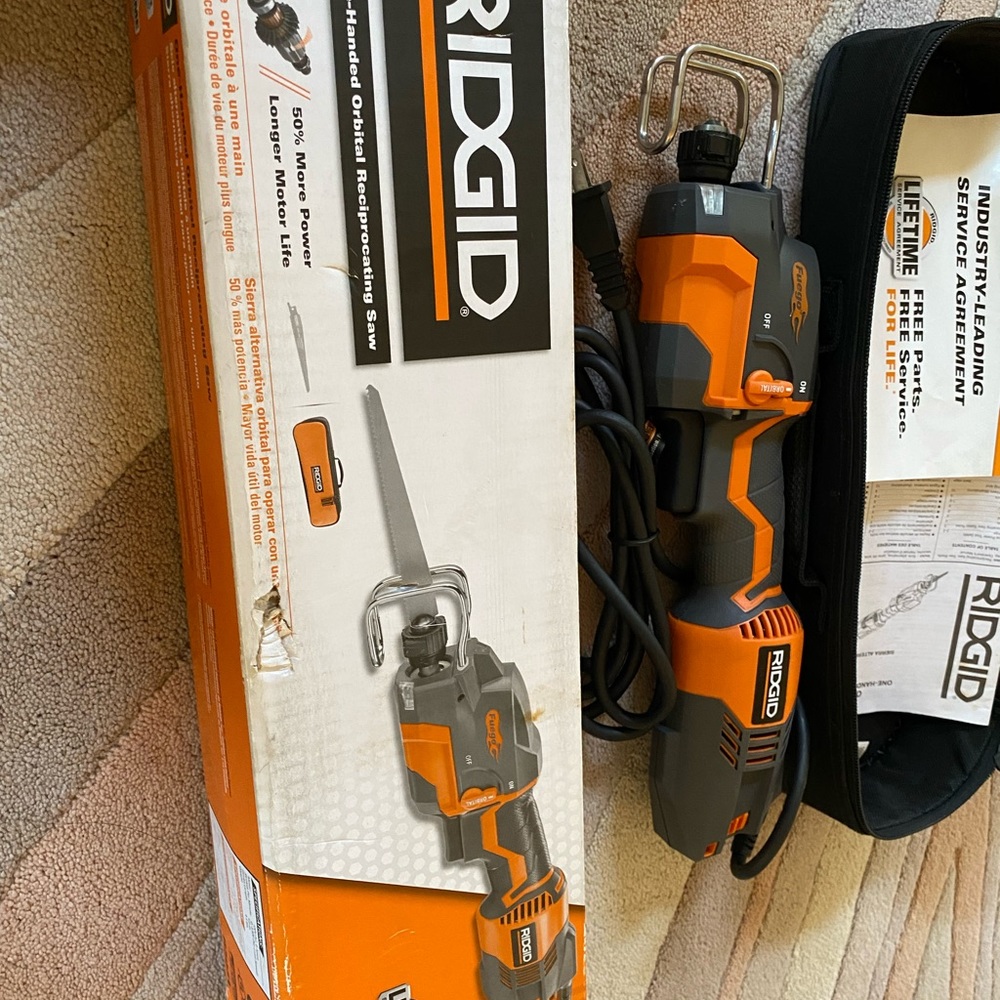Ridged one-handed orbital reciprocating saw